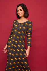 Langes gelbes Kleid mit Kiefernblüten